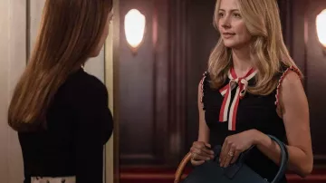 Bolso de cuero azul usado por Tory Ayres (Amy Acker) como se ve en The Watchful Eye (S01E04)