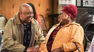 Veste jaune portée par tante Olu (Shola Adewusi) dans la garde-robe de la série télévisée Bob Hearts Abishola (saison 4, épisode 13)