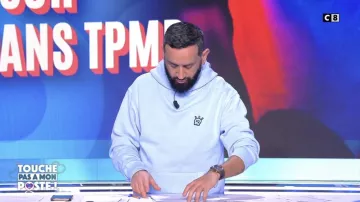 La sudadera con capucha azul usada por Cyril Hanouna en el espectáculo Touche pas à mon poste del 14 de febrero de 2023