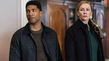 Suéter de cable verde usado por la agente de Europol Megan 'Smitty' Garretson (Eva Jane Willis) como se ve en FBI: International (S02E12)