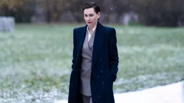 Chaqueta de traje Blazer usada por la agente de Europol Katrin Jaeger (Christiane Paul) como se ve en FBI: International (S02E12)