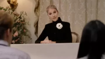 Broche florale blanche portée par Céline Dion vue dans Love Again