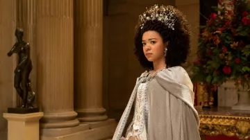 Couronne de cristal portée par la jeune reine Charlotte (India Ria Amarteifio) comme on le voit dans Queen Charlotte: A Bridgerton Story TV show (Saison 1)