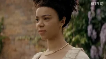 Boucles d’oreilles en or portées par la jeune reine Charlotte (India Ria Amarteifio) comme on le voit dans Queen Charlotte: A Bridgerton Story (saison 1)