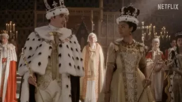 Costume de fourrure porté par le jeune roi George (Corey Mylchreest) vu dans Queen Charlotte: A Bridgerton Story (saison 1)