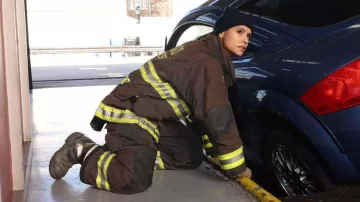 Bottes de pompier portées par Stella Kidd (Miranda Rae Mayo) vues dans Chicago Fire (S11E13)
