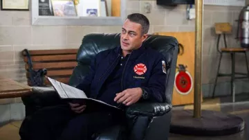 Montre numérique ronde portée par Kelly Severide (Taylor Kinney) vue dans Chicago Fire (S11E13)