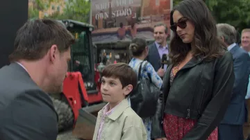 Veste en cuir noir portée par Elena Santos (Mariel Molino) vue dans The Watchful Eye (S01E04)