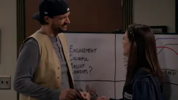 Casquette de chapeau portée par Douglas (Matt L. Jones) vue dans l’émission télévisée Bob Hearts Abishola (S04E13)