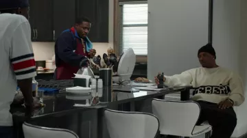 Pull blanc iceberg porté par Oliver 'Power' Grant (Marcus Callender) vu dans Wu-Tang: An American Saga Wardrobe (S03E01)