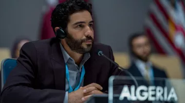 Auriculares utilizados por Ezra Haddad (Tahar Rahim) como se ve en la serie de televisión Extrapolations (Temporada 1)