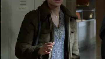 Veste Sherpa vert militaire portée par Stella Kidd (Miranda Rae Mayo) dans Chicago Fire (S11E10)