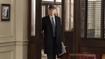Chapeau Fedora porté par l’ADA exécutif Jack McCoy (Sam Waterston) comme on le voit dans la garde-robe de la série télévisée Law & Order (S22E14)