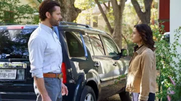 Veste en toile beige portée par Cassie Perez (Ashley Reyes) comme on le voit dans la série Walker (saison 3 épisode 11)