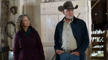 Veste parka violette portée par Abeline Walker (Molly Hagan) dans la garde-robe de la série télévisée Walker (saison 3, épisode 11)