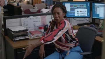 Chemise à rayures portée par Heidi (Brie Eley) dans les tenues de la série télévisée Not Dead Yet (saison 1 épisode 3)