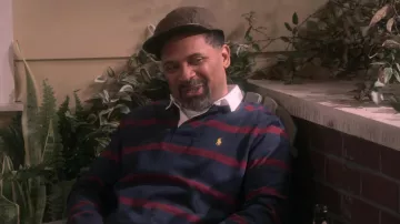 Casquette de chapeau brun portée par Bernard Upshaw (Mike Epps) dans les tenues de l’émission de télévision Upshaws (S03E01)