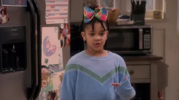 Pull bleu porté par Maya Upshaw (Journey Christine) comme on le voit dans la garde-robe de la série télévisée The Upshaws (saison 3 épisode 3)