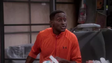 Under Armour Orange Zip Top porté par Tony (Mike Estime) comme on le voit dans les tenues de la série télévisée The Upshaws (saison 3 épisode 3)