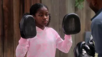 Cravate de champion et sweat à capuche rose teinturant porté par Sydney (Ayaamii Sledge) vu dans The Upshaws (S03E04)