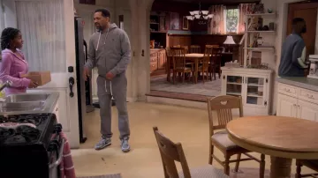 Ralph Lauren gris Survêtement porté par Bernard Upshaw (Mike Epps) vu dans la série télévisée The Upshaws (S03E04)