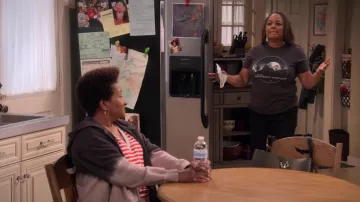 T-shirt imprimé porté par Regina Upshaw (Kim Fields) vu dans The Upshaws (S03E05)