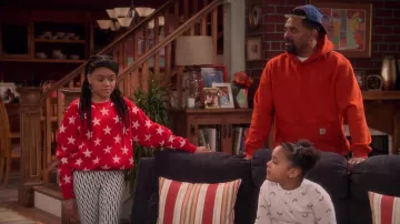Sweat-shirt imprimé étoiles porté par Aaliyah Upshaw (Khali Spraggins) comme on le voit dans The Upshaws (S03E07)