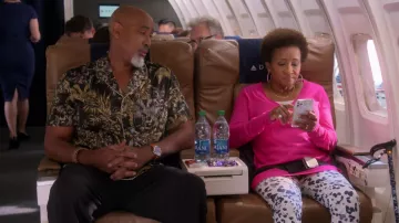 Haut à col V rose porté par Lucretia Turner (Wanda Sykes) dans les tenues de la série télévisée The Upshaws (saison 3 épisode 7)