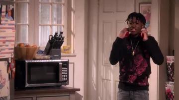 Col rond imprimé floral porté par Kelvin Upshaw (Diamond Lyons) comme on le voit dans la garde-robe de la série télévisée The Upshaws (saison 3 épisode 7)