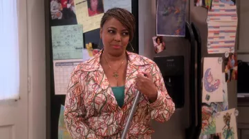 Collier pendentif Afrique porté par Regina Upshaw (Kim Fields) vu dans The Upshaws (S03E08)