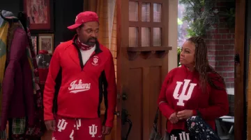 Pull à fermeture éclair Indiana Red porté par Bernard Upshaw (Mike Epps) vu dans les tenues de la série télévisée Upshaws (S03E08)