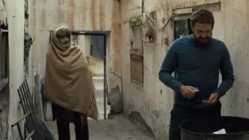 T-shirt bleu à manches longues porté par Tom Harris (Gerard Butler) vu à Kandahar