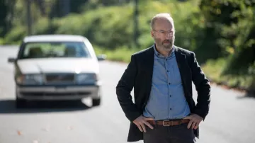 Camisa usada por William Henry Devereaux Jr (Bob Odenkirk) como se ve en la serie de televisión Lucky Hank (Temporada 1)