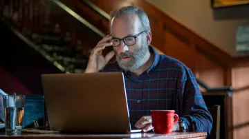 Camisa azul a cuadros usada por William Henry Devereaux Jr (Bob Odenkirk) como se ve en el programa de televisión Lucky Hank (Temporada 1)