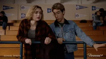 Veste en jean portée par Charley (Nick Pugliese) dans School Spirits (saison 1, épisode 1)