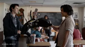 Chemise à imprimé géométrique portée par Simon Elroy (Kristian Flores) dans la garde-robe de l’émission School Spirits (S01E01)