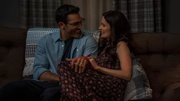 Robe imprimée portée par Lois Lane (Bitsie Tulloch) vue dans les tenues de la série télévisée Superman & Lois (saison 3)