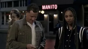 Bomber jacket porté par Natalie Irons (Tayler Buck) comme on le voit dans la série télévisée Superman & Lois (saison 3)