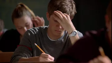 La montre portée par Handsome (Trevor Fehrman) dans Opération Antisèche