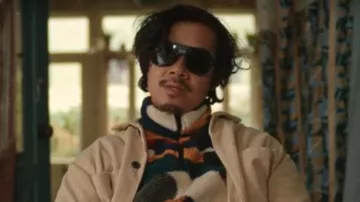 Veste polaire multicolore portée par Gregor (Chris Lew Kum Hoi) dans Extraordinary TV Show (S01E03)
