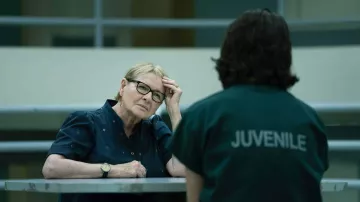 Montre portée par Mariam McLusky (Dianne Wiest) dans la garde-robe de la série télévisée Mayor of Kingstown (saison 2, épisode 6)
