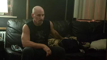Débardeur porté par Davidson (Matt Gerald) dans la garde-robe du maire de Kingstown (S02E06)