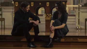 Bottes noires portées par Fia Baxter (Lilli Kay) dans les tenues de la série télévisée Your Honor (saison 2 épisode 6)