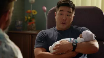 Montre Casio Digital portée par le détective Gordon Katsumoto (Tim Kang) vue dans la série télévisée Magnum P.I. (S05E01)