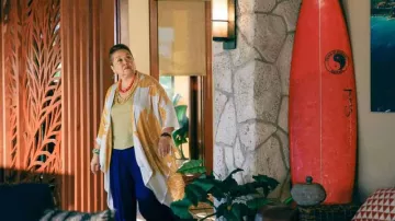Robe kimono imprimée portée par Kumu / Teuila Tuileta (Amy Hill) dans Magnum P.I. Wardrobe (S05E01)