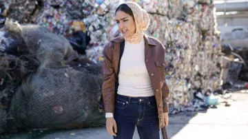 Chaqueta de cuero marrón usada por la agente especial Fatima Namazi (Medalion Rahimi) como se ve en NCIS: Los Ángeles (S14E12)