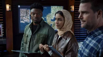 Sur-chemise vert olive portée par l’agent spécial Devin Rountree (Caleb Castille) comme on le voit dans NCIS: Los Angeles (S14E12)