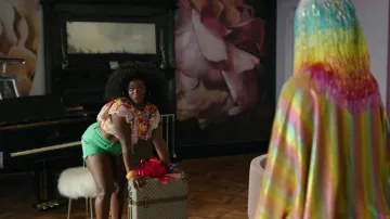 Les bagages Gucci d’Angie Wilson (Shoniqua Shandai) vus dans les tenues de la série télévisée Harlem (saison 2 épisode 5)