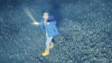 Bottes jaunes portées par le jeune Calvin (Thomas Cummins) dans Aliens Abducted My Parents and Now I Feel Left Out Film