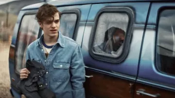 Camisa de mezclilla usada por Calvin (Jacob Buster) como se ve en Aliens Abducted My Parents y Now I Feel Kinda Left Out